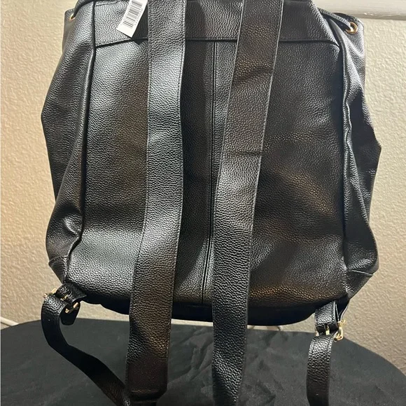 Sleek‎ Black Women's Leather Backpack - Picture 2 of 6